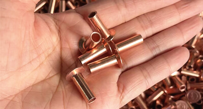 يتم شحن المسامير النحاسية إلى أوروبا